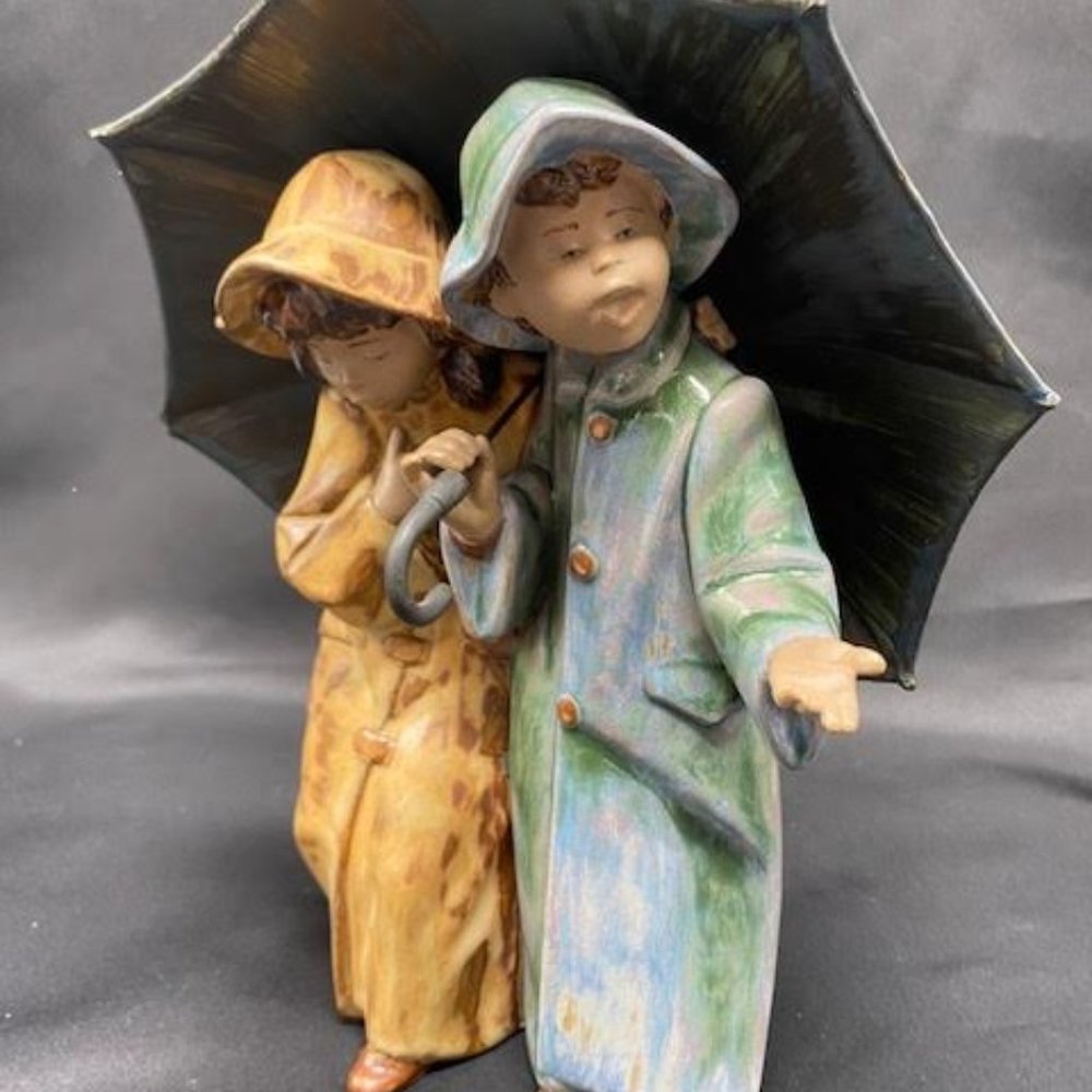 Lladro Figurine "UNDER THE RAIN " #2077 Retired in 1989